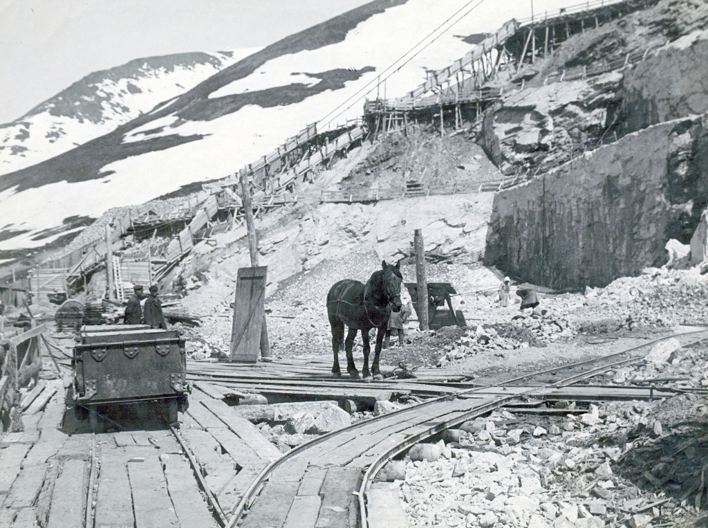 Откатка руды на Кировском руднике, 1930-е годы